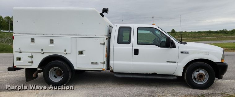 image for item MW9761 2002 Ford F350 Super Duty XL  SuperCab utility bed pickup truck