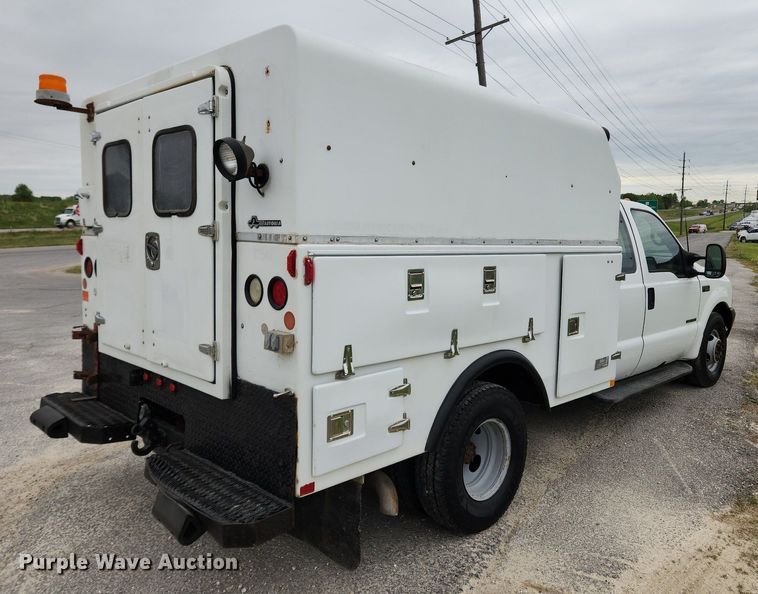 image for item MW9761 2002 Ford F350 Super Duty XL  SuperCab utility bed pickup truck