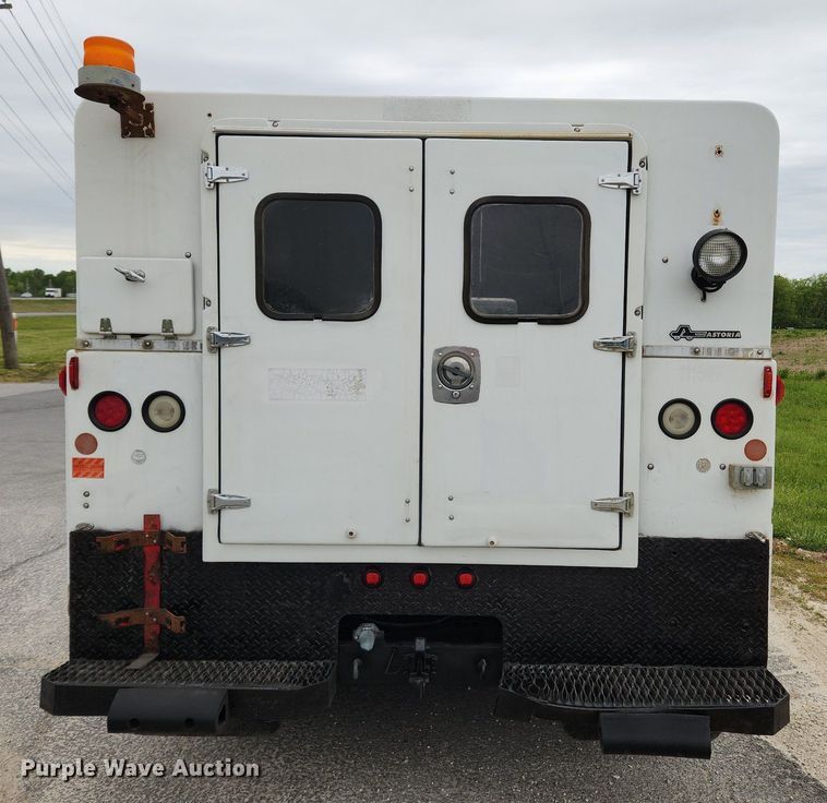 image for item MW9761 2002 Ford F350 Super Duty XL  SuperCab utility bed pickup truck