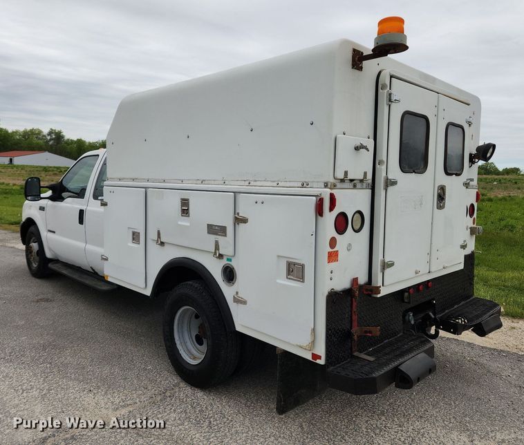 image for item MW9761 2002 Ford F350 Super Duty XL  SuperCab utility bed pickup truck