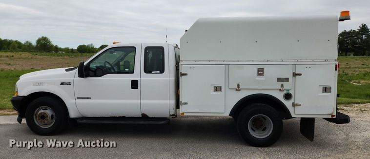 image for item MW9761 2002 Ford F350 Super Duty XL  SuperCab utility bed pickup truck