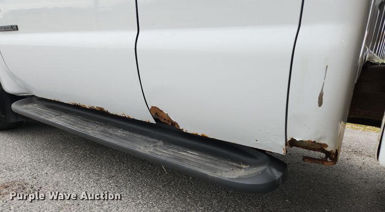 image for item MW9761 2002 Ford F350 Super Duty XL  SuperCab utility bed pickup truck