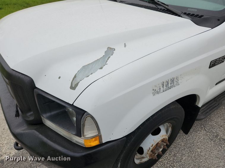 image for item MW9761 2002 Ford F350 Super Duty XL  SuperCab utility bed pickup truck