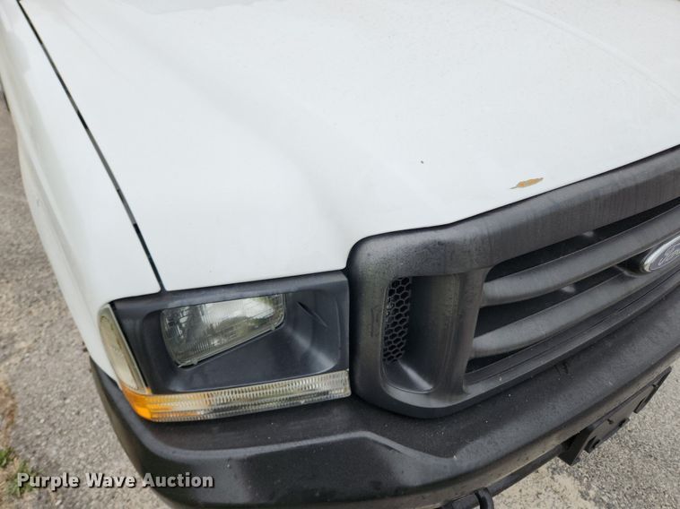 image for item MW9761 2002 Ford F350 Super Duty XL  SuperCab utility bed pickup truck