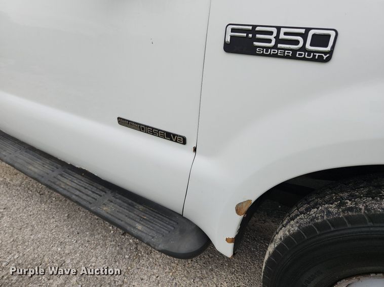 image for item MW9761 2002 Ford F350 Super Duty XL  SuperCab utility bed pickup truck