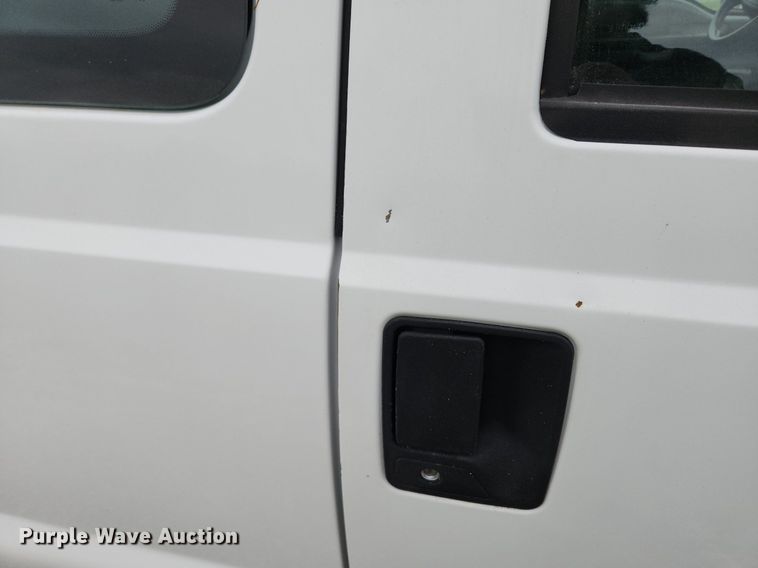 image for item MW9761 2002 Ford F350 Super Duty XL  SuperCab utility bed pickup truck