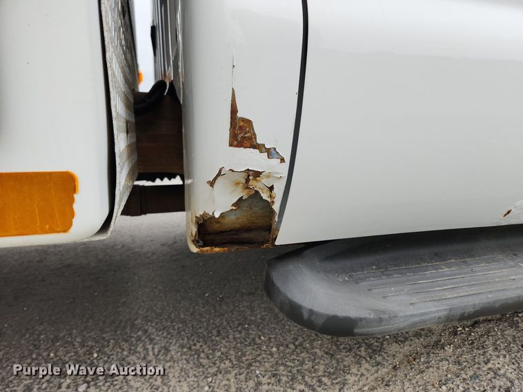 image for item MW9761 2002 Ford F350 Super Duty XL  SuperCab utility bed pickup truck