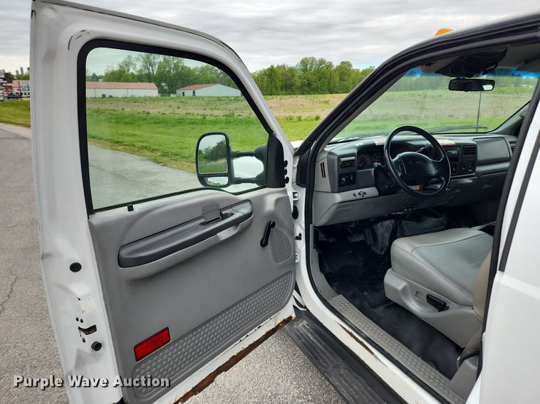 image for item MW9761 2002 Ford F350 Super Duty XL  SuperCab utility bed pickup truck