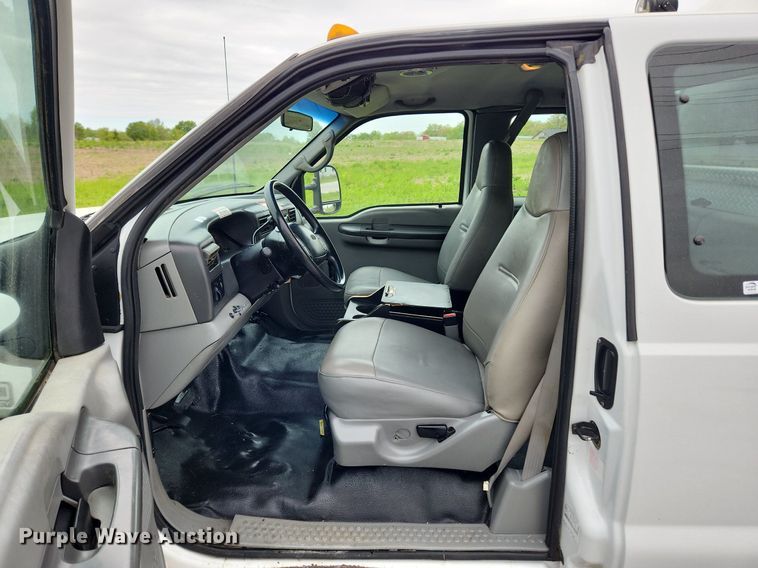 image for item MW9761 2002 Ford F350 Super Duty XL  SuperCab utility bed pickup truck