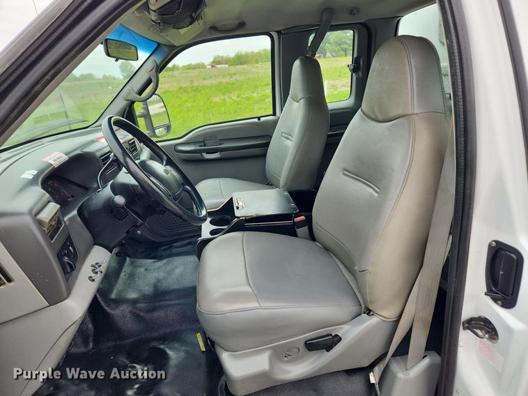 image for item MW9761 2002 Ford F350 Super Duty XL  SuperCab utility bed pickup truck