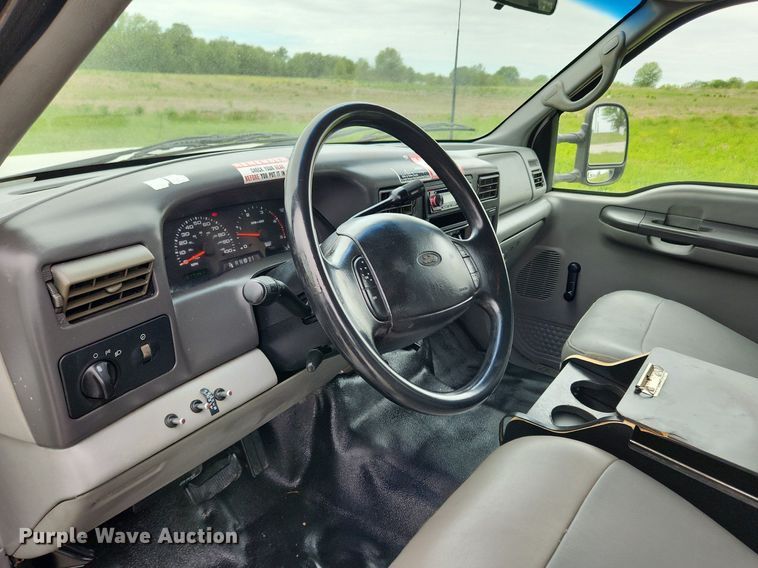 image for item MW9761 2002 Ford F350 Super Duty XL  SuperCab utility bed pickup truck