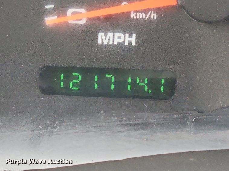 image for item MW9761 2002 Ford F350 Super Duty XL  SuperCab utility bed pickup truck