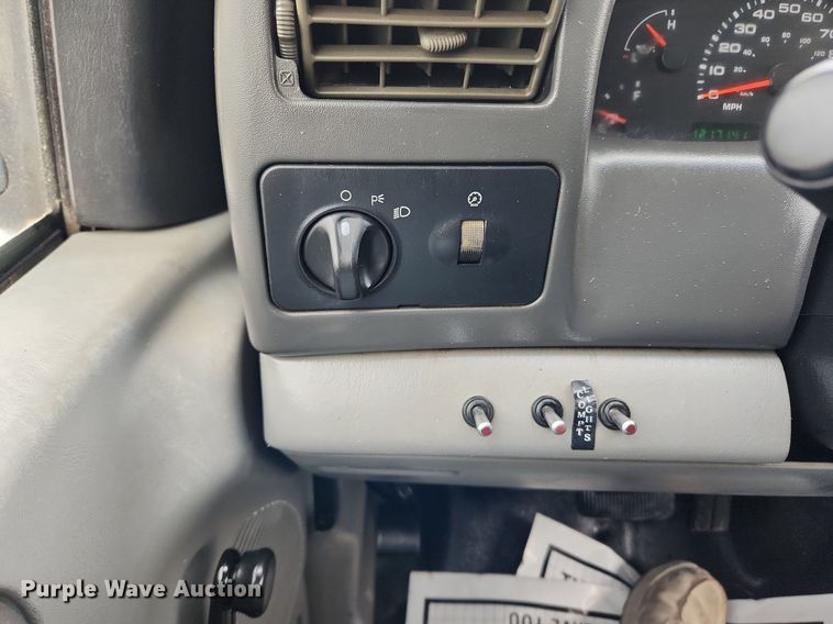 image for item MW9761 2002 Ford F350 Super Duty XL  SuperCab utility bed pickup truck