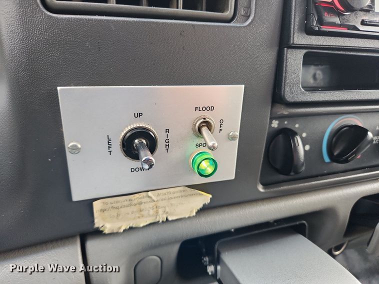 image for item MW9761 2002 Ford F350 Super Duty XL  SuperCab utility bed pickup truck