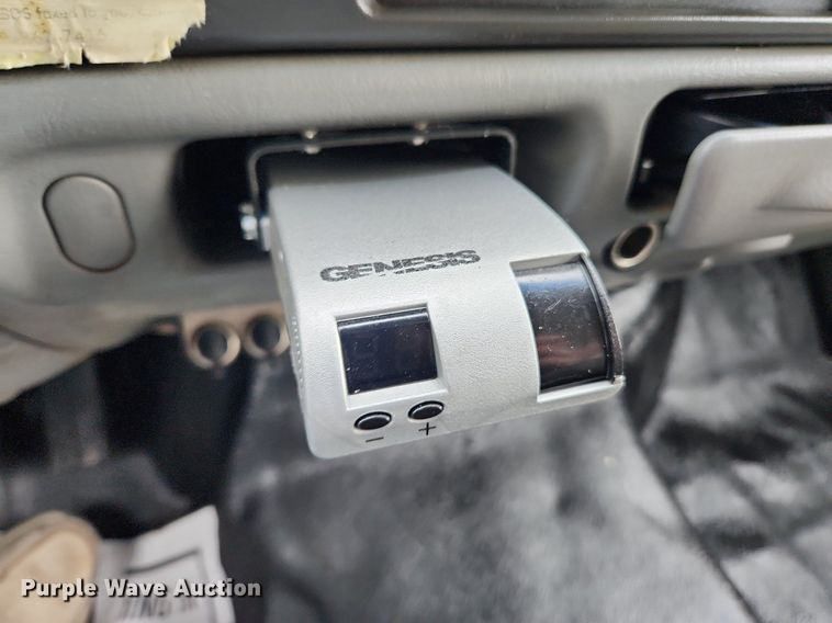 image for item MW9761 2002 Ford F350 Super Duty XL  SuperCab utility bed pickup truck