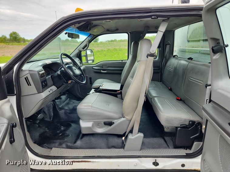 image for item MW9761 2002 Ford F350 Super Duty XL  SuperCab utility bed pickup truck