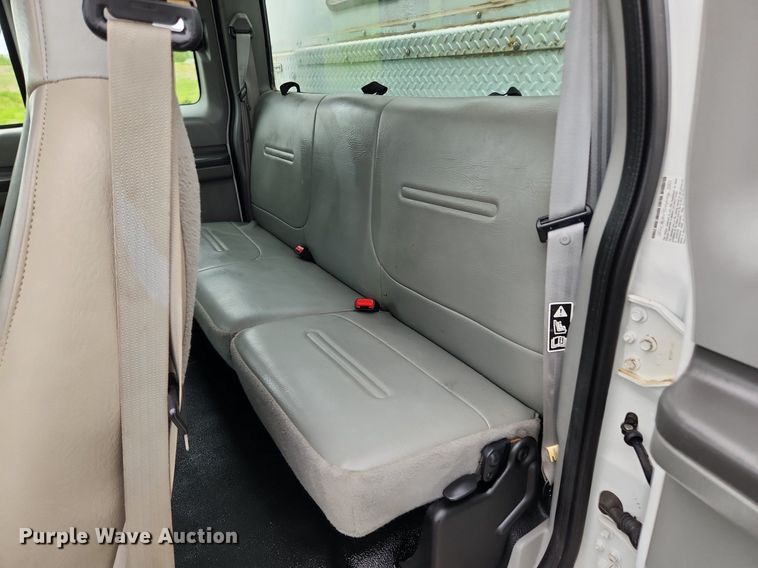 image for item MW9761 2002 Ford F350 Super Duty XL  SuperCab utility bed pickup truck