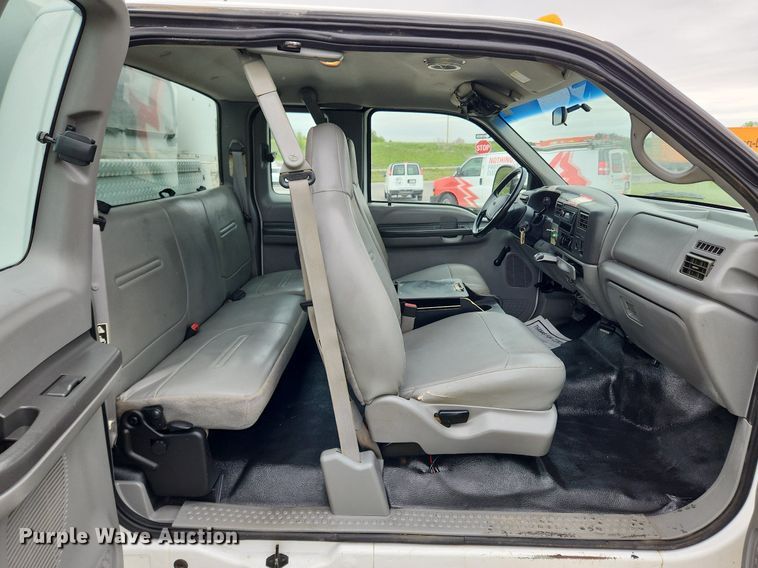 image for item MW9761 2002 Ford F350 Super Duty XL  SuperCab utility bed pickup truck