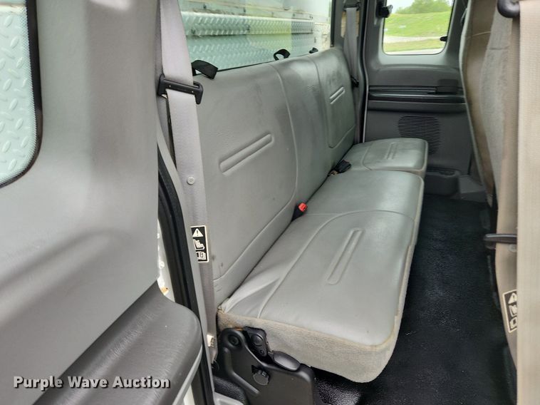 image for item MW9761 2002 Ford F350 Super Duty XL  SuperCab utility bed pickup truck