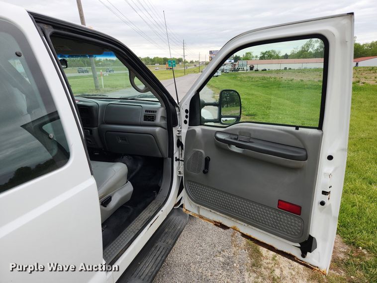 image for item MW9761 2002 Ford F350 Super Duty XL  SuperCab utility bed pickup truck