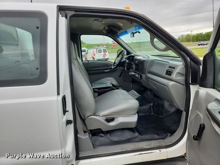 image for item MW9761 2002 Ford F350 Super Duty XL  SuperCab utility bed pickup truck