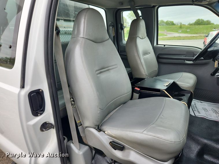 image for item MW9761 2002 Ford F350 Super Duty XL  SuperCab utility bed pickup truck