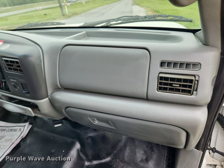 image for item MW9761 2002 Ford F350 Super Duty XL  SuperCab utility bed pickup truck