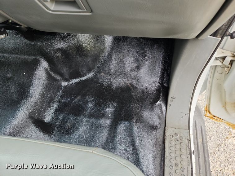 image for item MW9761 2002 Ford F350 Super Duty XL  SuperCab utility bed pickup truck