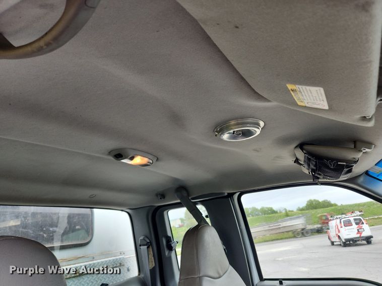 image for item MW9761 2002 Ford F350 Super Duty XL  SuperCab utility bed pickup truck