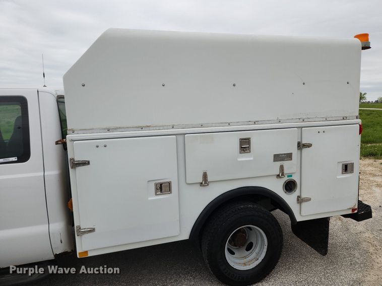 image for item MW9761 2002 Ford F350 Super Duty XL  SuperCab utility bed pickup truck