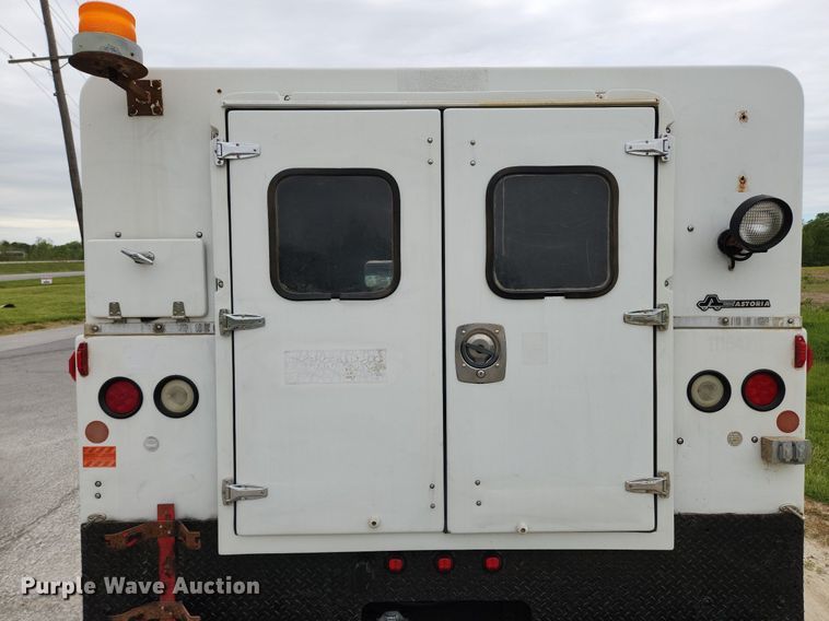 image for item MW9761 2002 Ford F350 Super Duty XL  SuperCab utility bed pickup truck