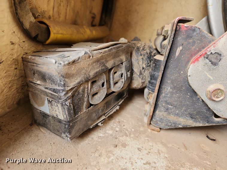 image for item MW9761 2002 Ford F350 Super Duty XL  SuperCab utility bed pickup truck