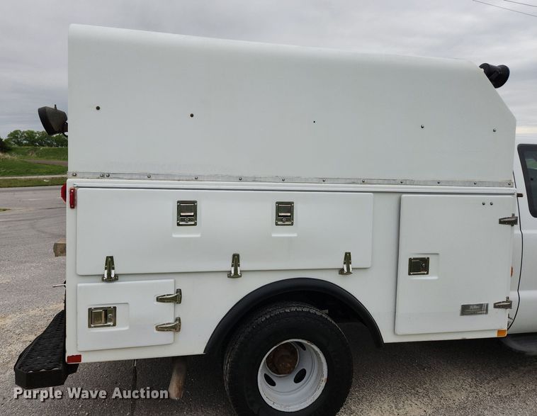 image for item MW9761 2002 Ford F350 Super Duty XL  SuperCab utility bed pickup truck