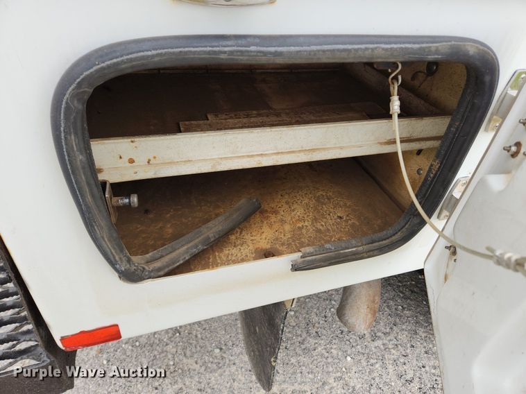 image for item MW9761 2002 Ford F350 Super Duty XL  SuperCab utility bed pickup truck