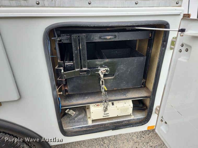 image for item MW9761 2002 Ford F350 Super Duty XL  SuperCab utility bed pickup truck