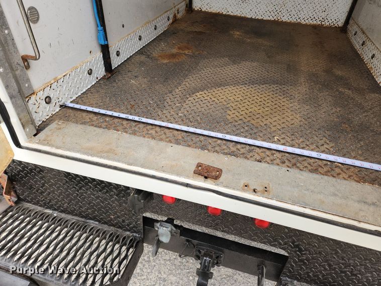 image for item MW9761 2002 Ford F350 Super Duty XL  SuperCab utility bed pickup truck