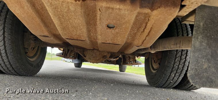 image for item MW9761 2002 Ford F350 Super Duty XL  SuperCab utility bed pickup truck