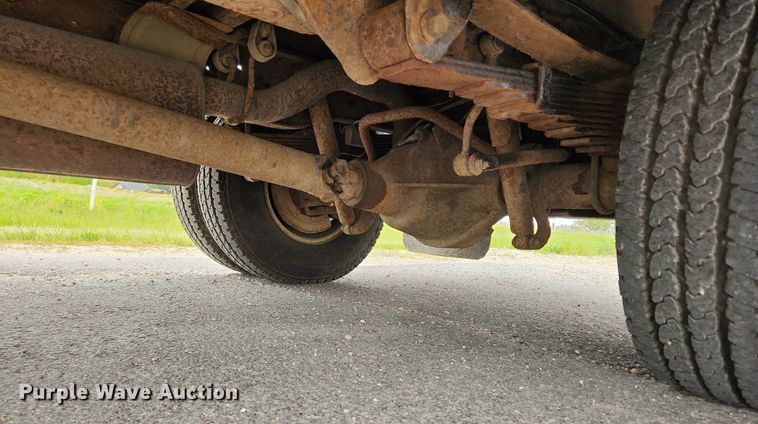 image for item MW9761 2002 Ford F350 Super Duty XL  SuperCab utility bed pickup truck