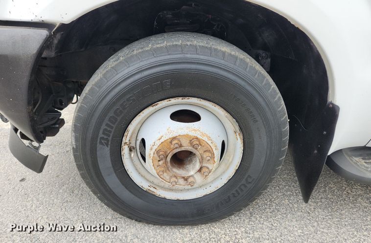 image for item MW9761 2002 Ford F350 Super Duty XL  SuperCab utility bed pickup truck