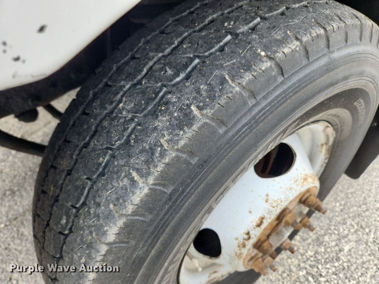 image for item MW9761 2002 Ford F350 Super Duty XL  SuperCab utility bed pickup truck