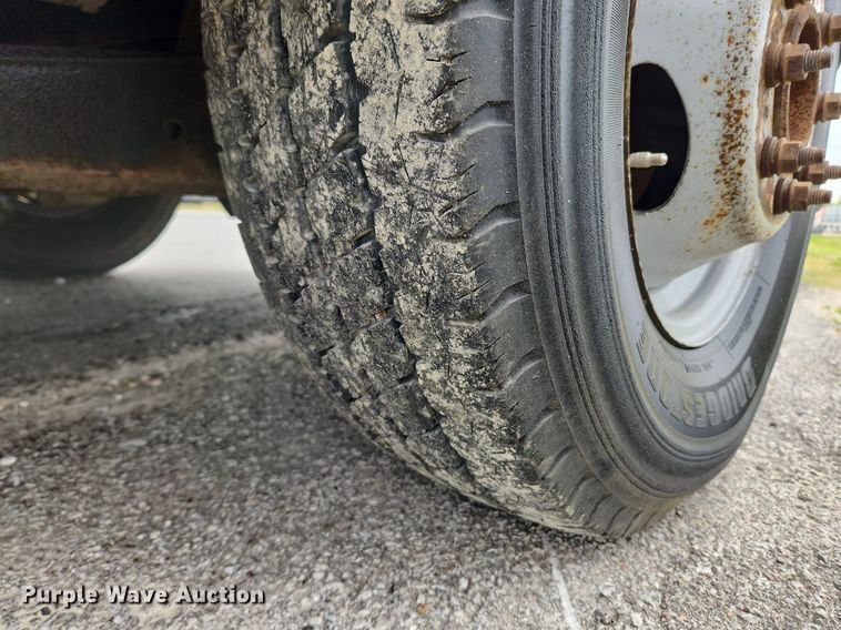 image for item MW9761 2002 Ford F350 Super Duty XL  SuperCab utility bed pickup truck