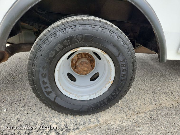 image for item MW9761 2002 Ford F350 Super Duty XL  SuperCab utility bed pickup truck