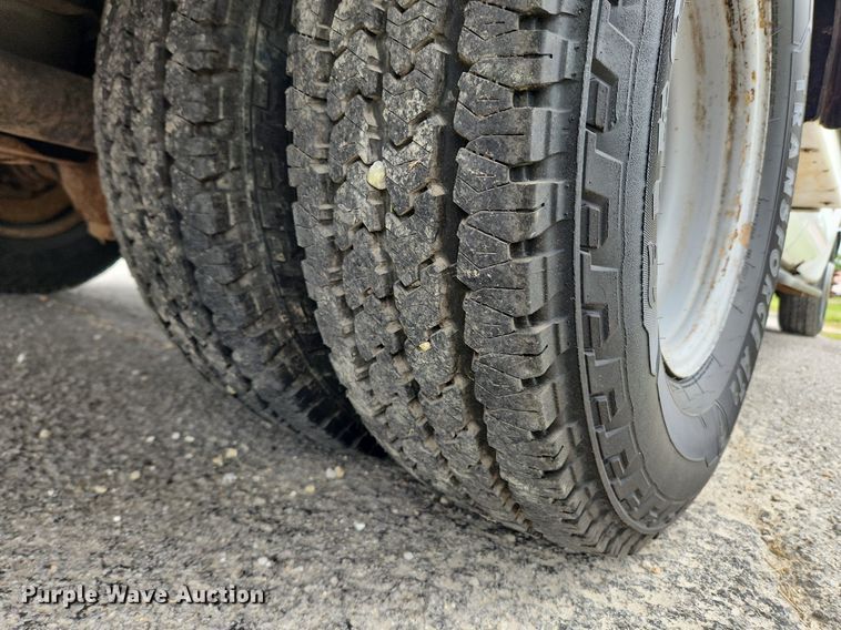 image for item MW9761 2002 Ford F350 Super Duty XL  SuperCab utility bed pickup truck