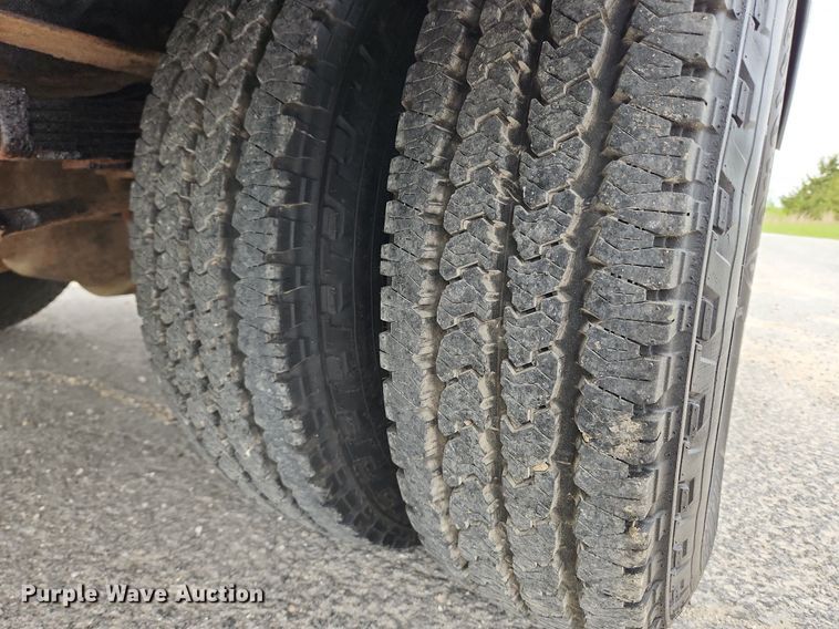 image for item MW9761 2002 Ford F350 Super Duty XL  SuperCab utility bed pickup truck