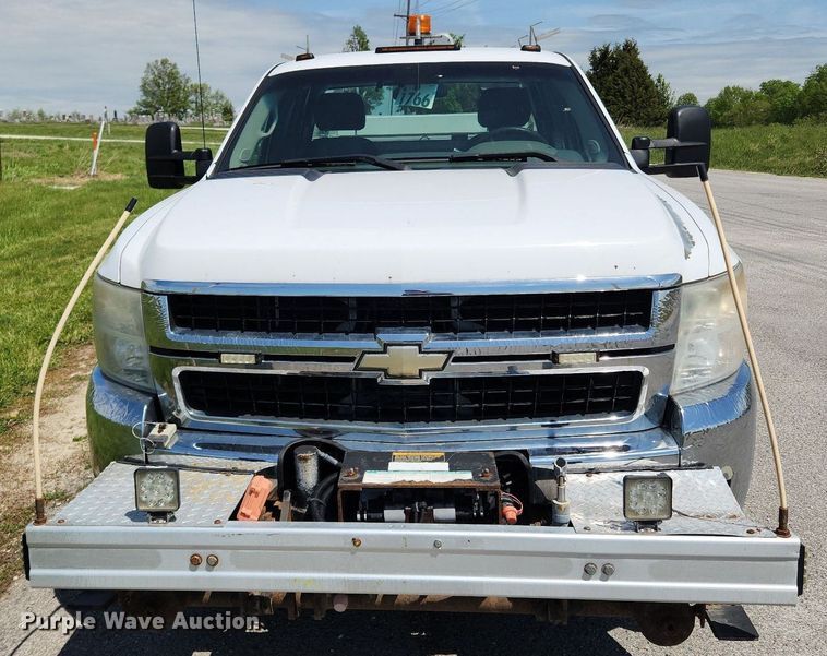 image for item MW9765 2009 Chevrolet Silverado 3500HD  Ext. Cab utility bed pickup truck