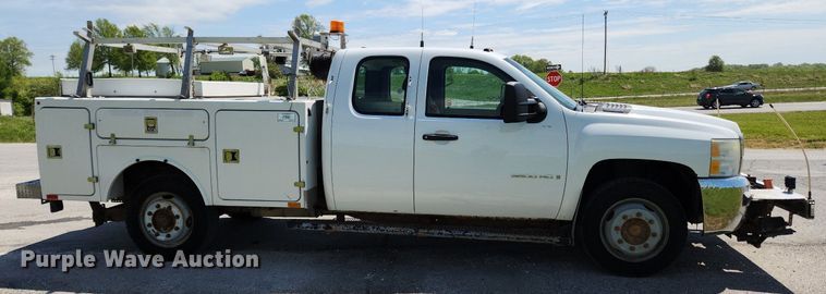 image for item MW9765 2009 Chevrolet Silverado 3500HD  Ext. Cab utility bed pickup truck