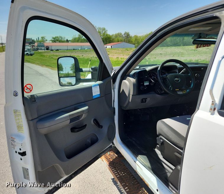 image for item MW9765 2009 Chevrolet Silverado 3500HD  Ext. Cab utility bed pickup truck