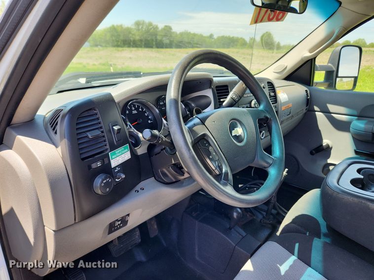 image for item MW9765 2009 Chevrolet Silverado 3500HD  Ext. Cab utility bed pickup truck