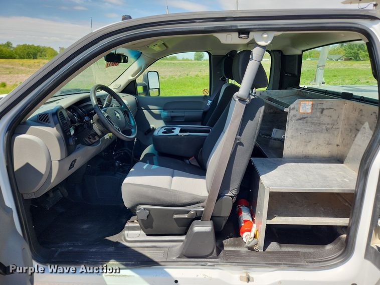 image for item MW9765 2009 Chevrolet Silverado 3500HD  Ext. Cab utility bed pickup truck