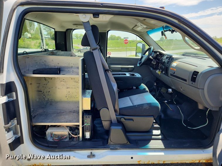image for item MW9765 2009 Chevrolet Silverado 3500HD  Ext. Cab utility bed pickup truck